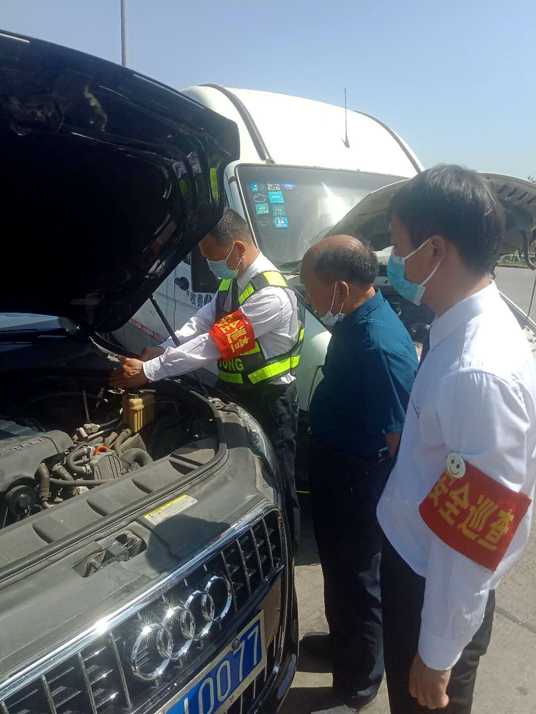 汝陽(yáng)服務(wù)區(qū)幫助司乘維修車(chē)輛.jpg