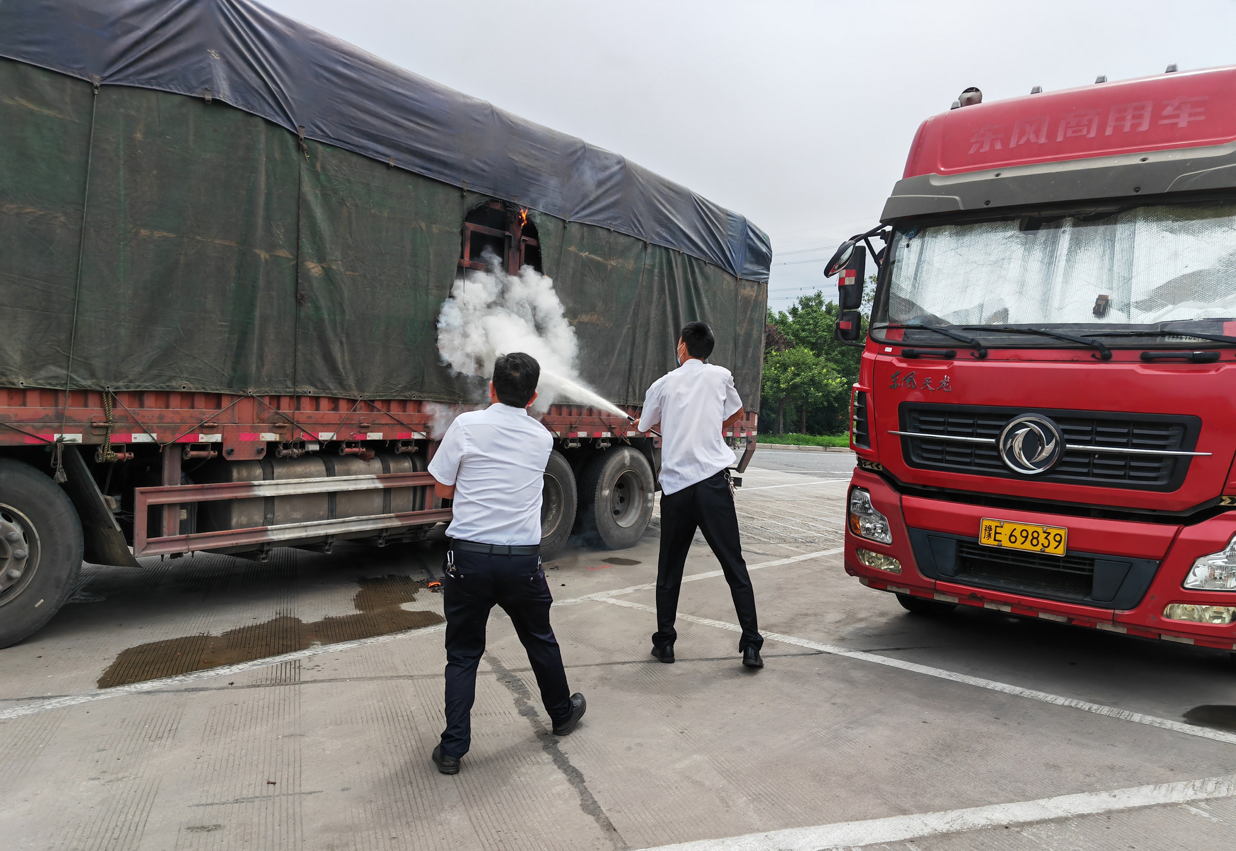 7月19日貨車自燃起火，安陽服務(wù)區(qū)緊急救援 李潤林 攝 (4).jpg
